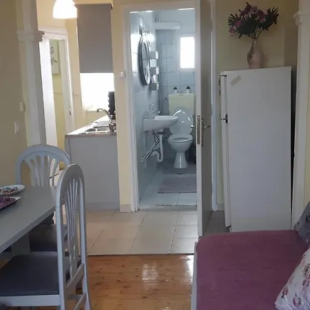 Apartamento μωβ φωλια / Purple Nest